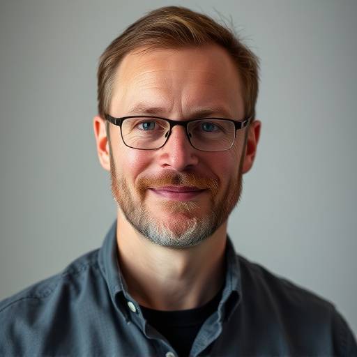 Portretfoto van Thomas van der Wal, mede-oprichter en hoofd fotograaf bij Lichtpunt Studio